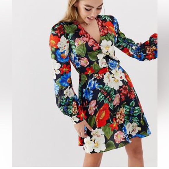 Boohoo Dresses & Skirts - Boohoo satin mini dress in floral